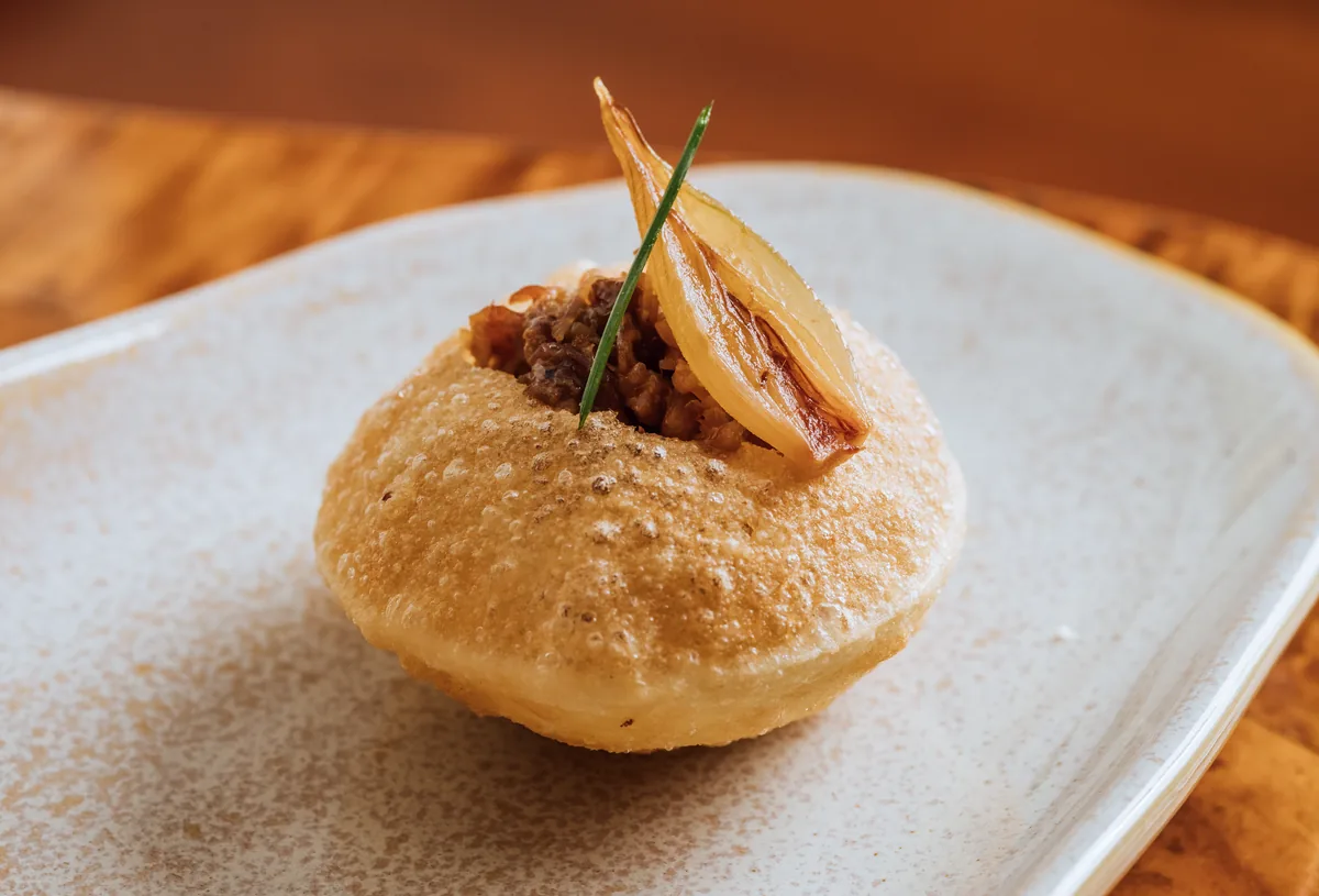 Pani puri de cordeiro e cebola caramelizada